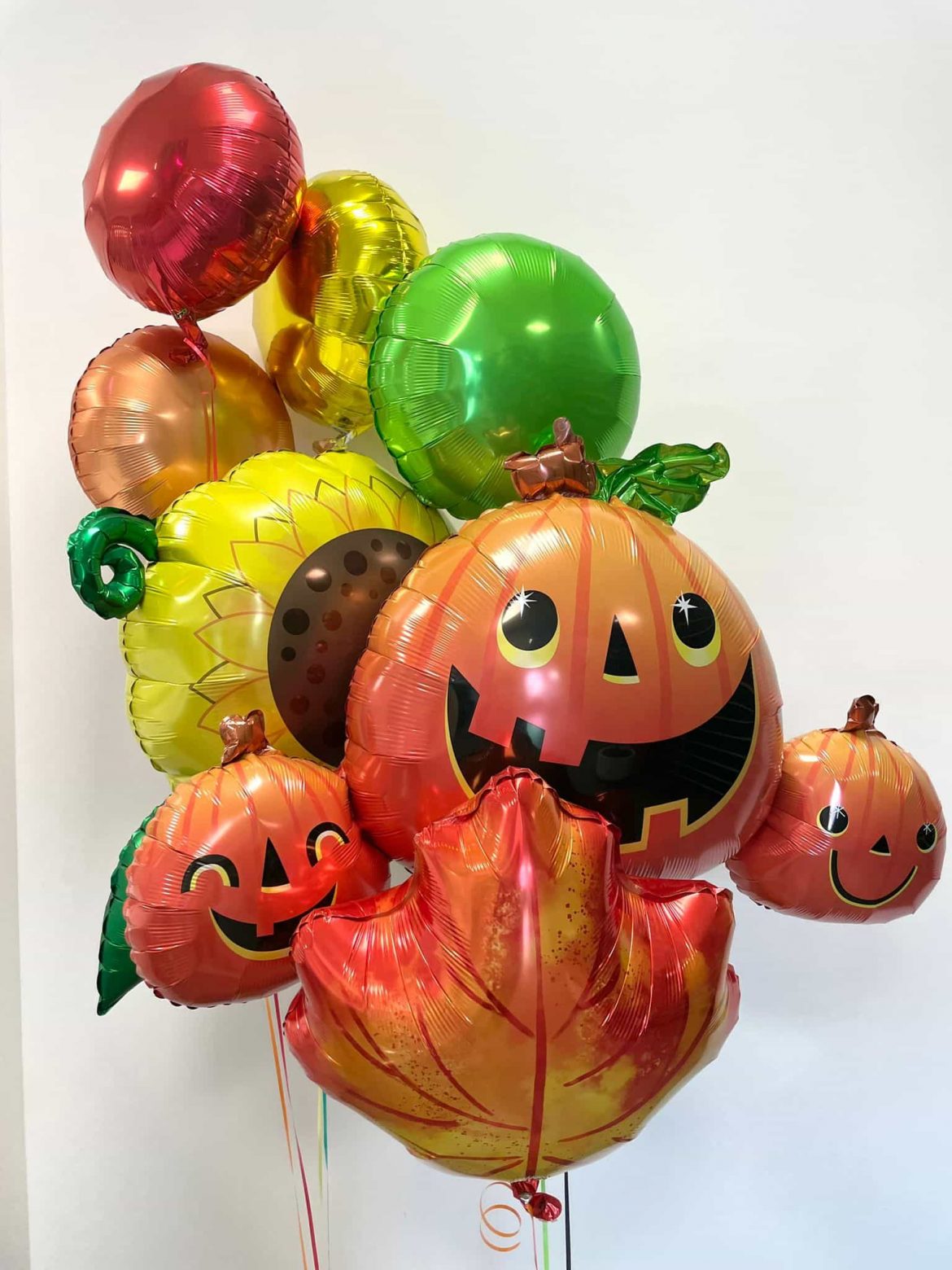 Ballontraube bunte Heliumballons mit Kürbis Halloween